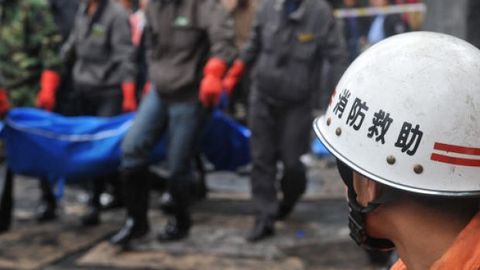 Хитойлик қутқарувчилар вайроналар остида 70 соат қолиб кетган икки кишини чиқариб олди