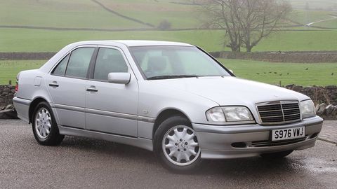 Британиялик дилер тошқиндан зарар кўрганларга машина ҳадя қилади