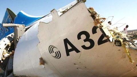 A321 bortida S-4 portlovchi moddasi asosidagi bomba portlagani taxmin qilinmoqda