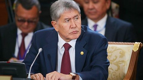 Bishkekda militsiya xodimlari Almazbek Atambayevning sudiga jurnalistlarni kiritmadi (video)