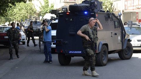 Туркиянинг жанубида портловчи мосламани зарарсизлантираётган полициячи отиб ўлдирилди