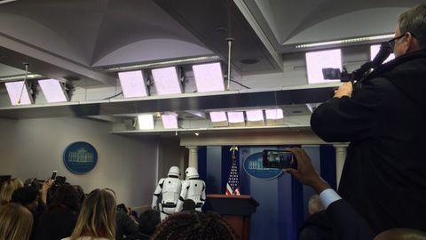 Obamaning matbuot anjumanidan so‘ng Oq uy zaliga “Yulduzlar jangi”dagi hujumchilar kirib keldi