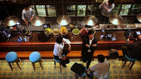 Avstraliyaning ikki vaziri Gonkongdagi barga borib kelgach, iste’fo berdi