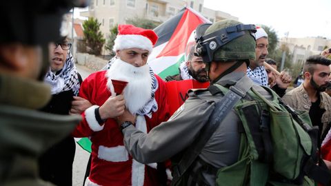 Falastinlik Santa-Klauslar isroillik askarlar bilan yoqalashib qoldi