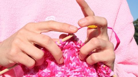 Ҳожатхонада қамалиб қолган 82 ёшли инглиз аёли 4 кун ичида шарф тўқиди