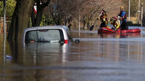 Kemeron Buyuk Britaniyadagi suv toshqinlari tufayli hukumatni chaqirdi