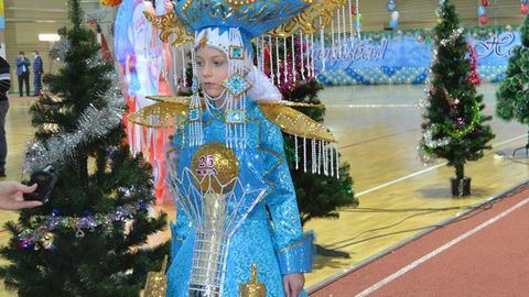 Qozog‘istonda bosh kiyimida prezident saroyi aks ettirilgan qizcha taqdirlandi