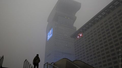 Pekin hukumati havodagi ifloslanish tufayli ikkinchi marta ekologik xavflilikning “qizil” darajasini e’lon qildi