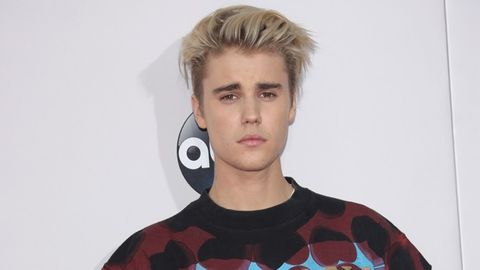 Jastin Biber Britaniya chartida egallagan birinchi o‘rindan voz kechdi