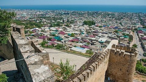 Доғистонда номаълум шахслар қадимий қалъага ташриф буюрганларга қарата ўт очди