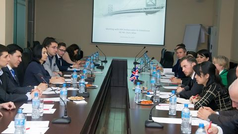Britaniyaning yangi elchisi o‘zbekistonlik tadbirkorlar bilan uchrashdi