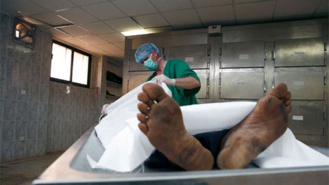 Ichkilikbozlik vaqtida “o‘lgan” rossiyalik bayramni davom ettirish uchun o‘likxonadan qochdi