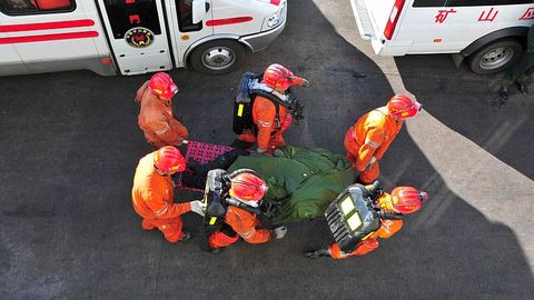 Xitoyda 36 kun yer ostida qolib ketgan konchilar qutqarildi