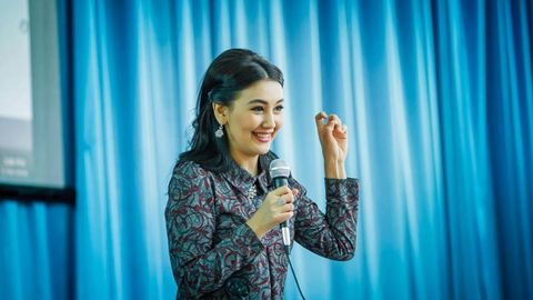 Dilnoza Kubayeva kalta yubka kiygan qizlarni ko‘rganida uyalib ketadi