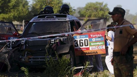 “Dakar” rallisida avtomobil tomoshabinlarni yorib kirdi