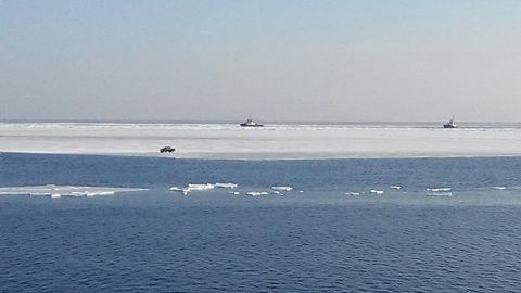 Россиянинг Хабаровск ўлкасида қирғоқдан ажралган муз бўлагида қолиб кетган 40 киши қутқарилди