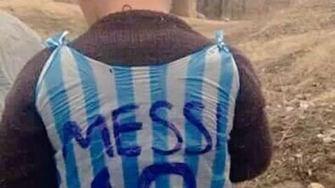 Messi sellofan xaltadan uning futbolkasini yasab olgan iroqlik bolaga yordam ko‘rsatmoqchi