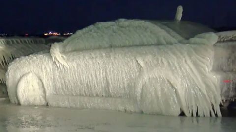 AQShda ayoz tufayli avtomobillar muz qatlami bilan qoplandi (video)