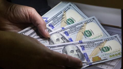 Bloomberg 2016-yilda dollar kursi sezilarli darajada oshishini bashorat qilmoqda