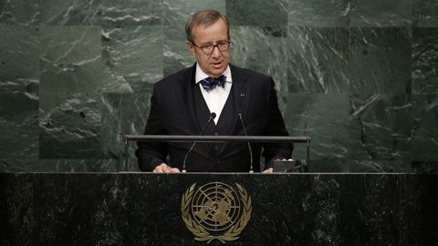 Estoniya prezidenti Latviya mudofaa vazirligi xodimasiga uylandi