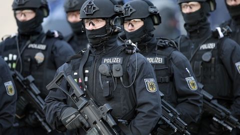 Берлин полицияси рус миллатига мансуб қизнинг муҳожирлар томонидан зўрлангани ҳақидаги хабарларни инкор этди 