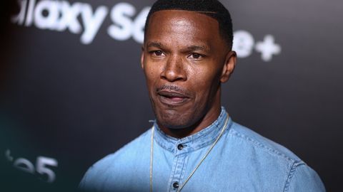 Голливуд актёри Жейми Фокс ёниб турган машина ичидаги одамни қутқарди