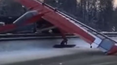 Video: Moskva viloyatidagi katta avtoyo‘lga samolyot favqulodda qo‘ndi