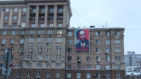 AQShning Moskvadagi elchixonasi qarshisiga Obama portreti tushirilgan Killer bannerini osib qo‘yishdi