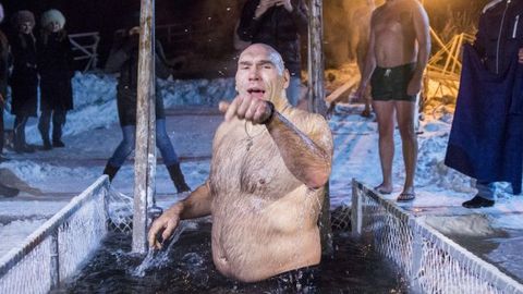 Николай Валуев чўқинтириш байрамида 30 даража совуқда чўмилди