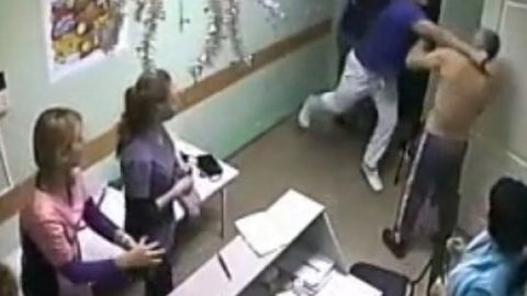 Rossiyadagi kasalxona shifokori bir zarba bilan bemorni o‘ldirib qo‘ydi (video)