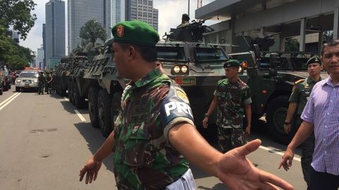 ОАВ: ҳарбийлар Жакартадаги терактлар ҳудудига зирҳли машиналарни келтирди