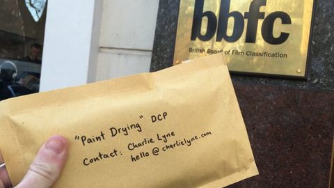 Britaniyalik rejissor senzorlarni 10 soat davomida quriyotgan bo‘yoqni tomosha qilishga majburladi