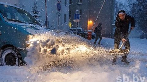 Lukashenko beloruslardan qorni tozalash ishlarida yordam so‘radi