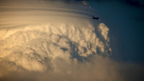 Xitoylik ayol uchib ketayotgan samolyotdan sakrab tushishga harakat qildi