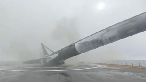 SpaceX учинчи уринишда ҳам ракетанинг биринчи босқичини денгиз платформасига қўндира олмади