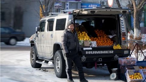 Kun fotosi: Qozog‘istonda Hummer egalari meva-sabzavot sotmoqda