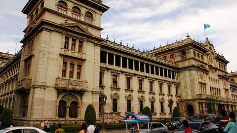 Комедия актёри Моралес Гватемала президентлиги лавозимини бажаришга киришди