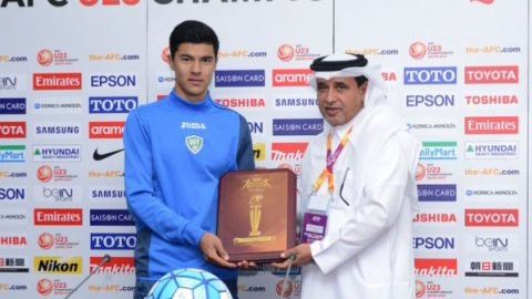 ОФК 2015 йилнинг энг яхши ёш футболчисига аталган совринни Достонбек Ҳамдамовга топширди