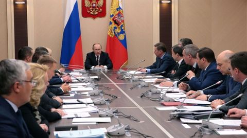 Putin hukumatni iqtisodiyotdagi vaziyatning har qanday rivojiga tayyor turishga chaqirdi