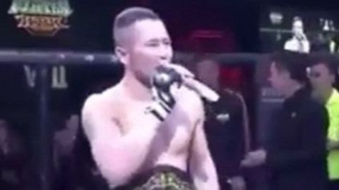 Asli qozog‘istonlik Xitoy kurashchisi mukofotni olishda minnatdorlik bildirish uchun onasini chaqirdi