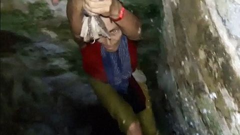 Ҳиндистонда сайёҳ аёл селфи олаётиб, қудуққа тушиб кетди (видео)