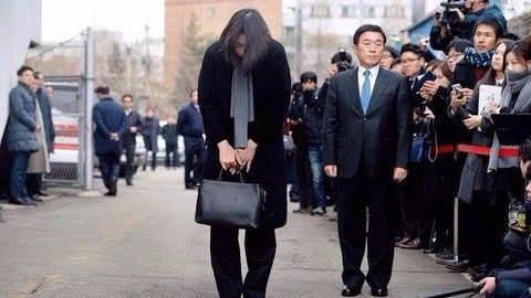 Koreya aviakompaniyasi rahbari samolyotda janjal ko‘targan qizi uchun omma oldida uzr so‘radi