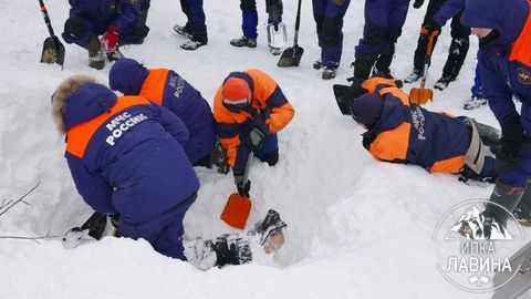 Россиянинг Мурманск вилоятида портлаш туфайли туширилган қор кўчкиси остидан учинчи кишининг жасади топилди