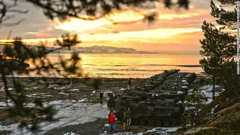 АҚШ танклари ва артиллериясини Норвегиядаги ғорларга жойлаштирмоқда