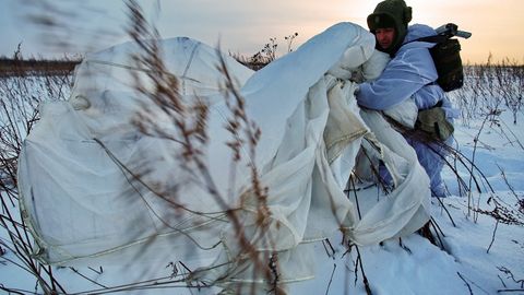 Россиялик икки десантчи ҳарбий машғулотлар чоғида битта парашютда ерга қўнишнинг уддасидан чиқди