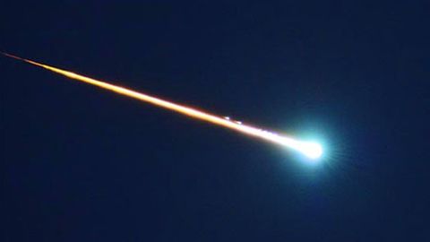 AQShlik haydovchi “olovli” meteor uchishini tasvirga oldi (video)