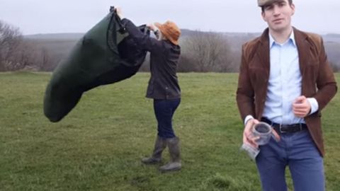 Britaniya fuqarosi xitoyliklarga toza havo sota boshladi (video)