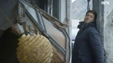 O‘z qorniga o‘q uzgan fizik binolarni buzuvchi shar bilan tajriba o‘tkazdi (video)