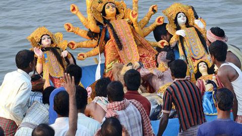 Ҳиндистонда юк машинаси зиёратчилар оломонига урилиши оқибатида 11 киши ҳалок бўлди