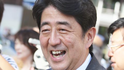 Yaponiya bosh vaziri o‘z rafiqasiga itlar uchun mo‘ljallangan bioqo‘shimchani yedirdi